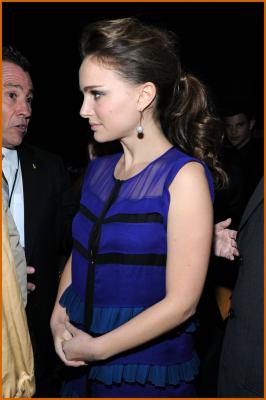 Natalie Portman Shows Off Pregnancy Curves at  2011 People's Choice Awards